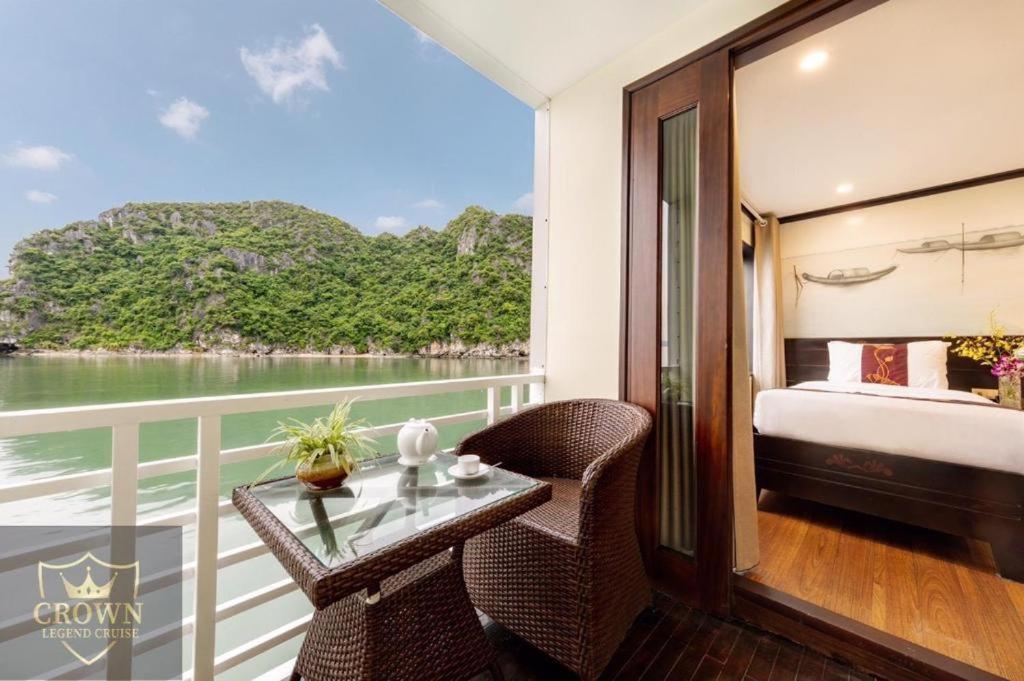 Aquamarine Premium Cruise Hotel ฮาลอง ภายนอก รูปภาพ