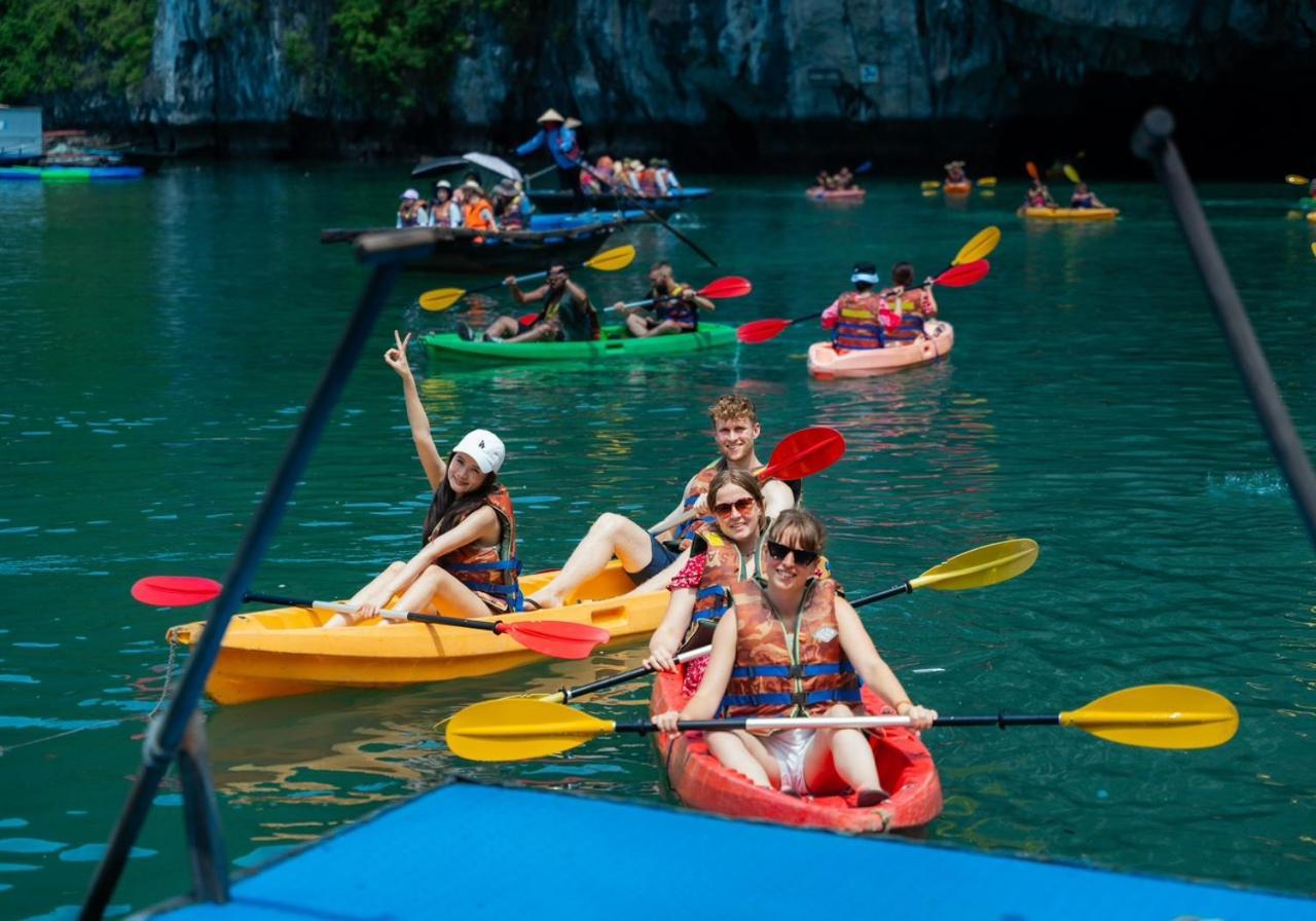 Aquamarine Premium Cruise Hotel ฮาลอง ภายนอก รูปภาพ